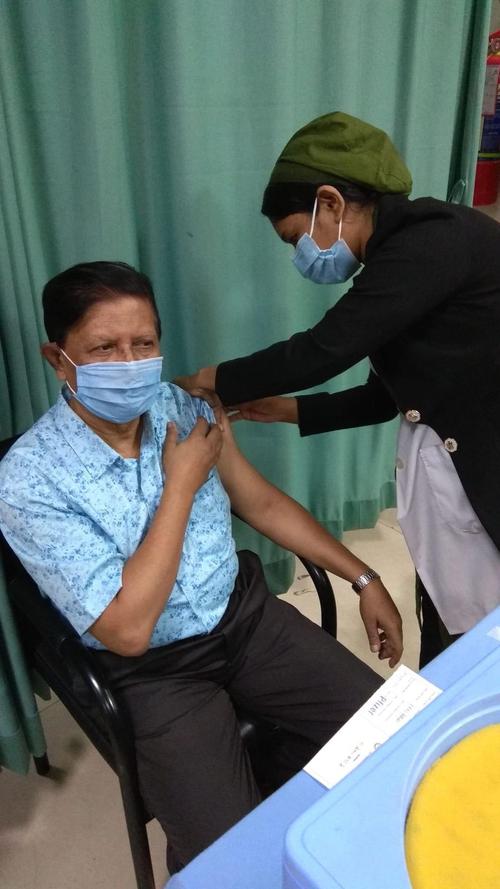 করোনার বুস্টার ডোজ প্রদান