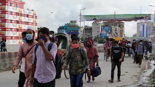 লকডাউনে পায়ে হেটে ঢাকার পথে