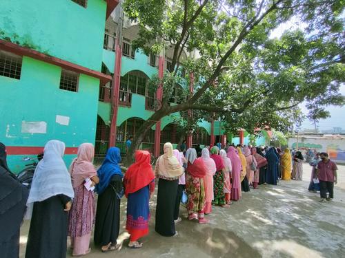 গণটিকার দ্বিতীয় ডোজ শুরু, টিকাকেন্দ্রগুলোতে উপচে পড়া ভীড়