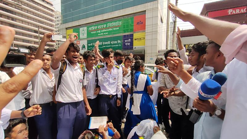 গুলশানের ঢাকা চাকা বাসকে দায়ি করে আবারও শিক্ষার্থীদের সড়ক অবরোধ,
