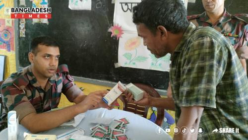 বন্যায় অসুস্থ মানুষের জন্য ফ্রি মেডিকেল ক্যাম্প করেছে বিজিবি। রবিবার দুপুরে সিলেটের বিভিন্ন জায়গা থেকে ছবিগুলো তুলেছেন সাইফুল ইসলাম।