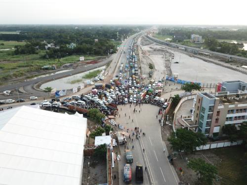 পদ্মাসেতুতে উঠতে মাওয়া টোলপ্লাজায় যানবাহনের দীর্ঘ সারি,