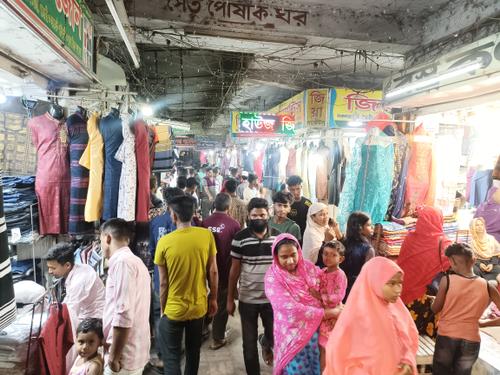 শেষ মুহূর্তের বেচাকেনায় উপচে পড়া ভিড়