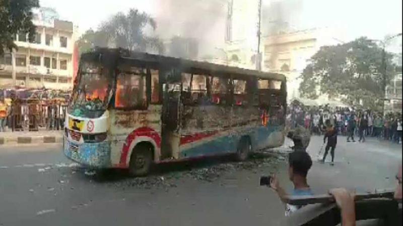 গুলিস্তানে ভরদুপুরে বাসে আগুন