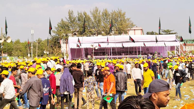 বরিশালে প্রধানমন্ত্রীর সমাবেশস্থলে মানুষের ঢল