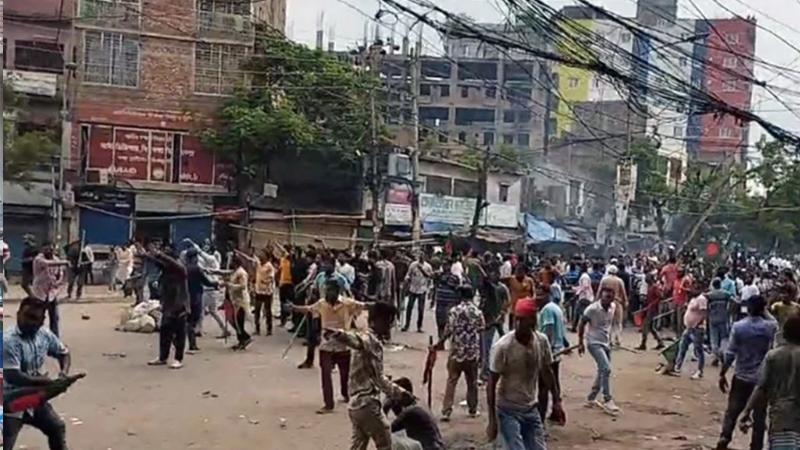 রাজধানীতে পুলিশ-বিএনপির সংঘর্ষ চলছে