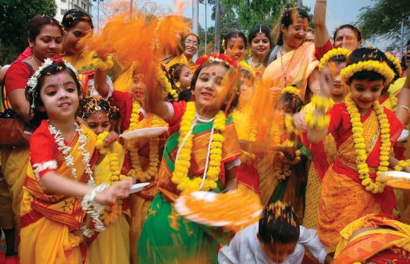 উৎসব মুখরতায় পালিত হচ্ছে দোল পূর্ণিমা