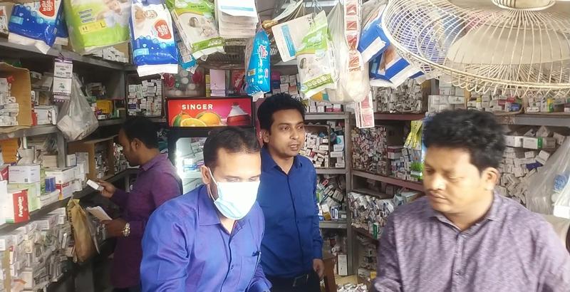 মেয়াদোত্তীর্ণ ওষুধ রাখার দায়ে রংপুরে ৫ ফার্মেসিকে জরিমানা