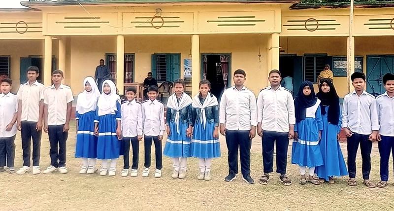 দশ জোড়া জমজ ভাইবোন পড়ে এক বিদ্যালয়ে