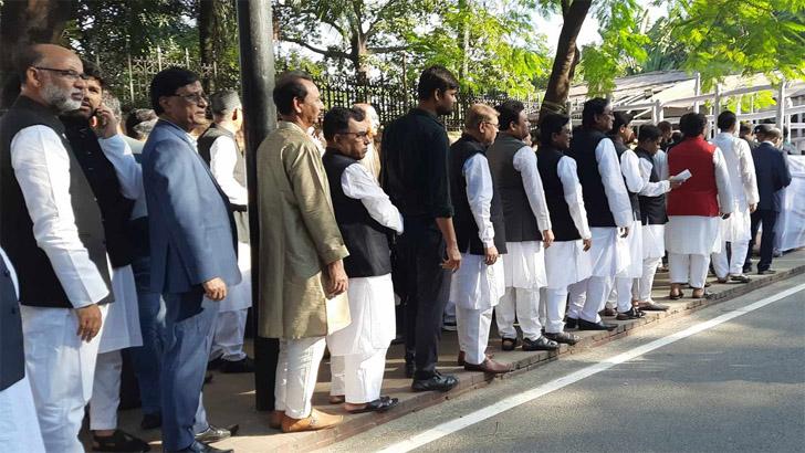 শেখ হাসিনার সাক্ষাৎ পেতে গণভবনে মনোনয়নপ্রত্যাশীরা