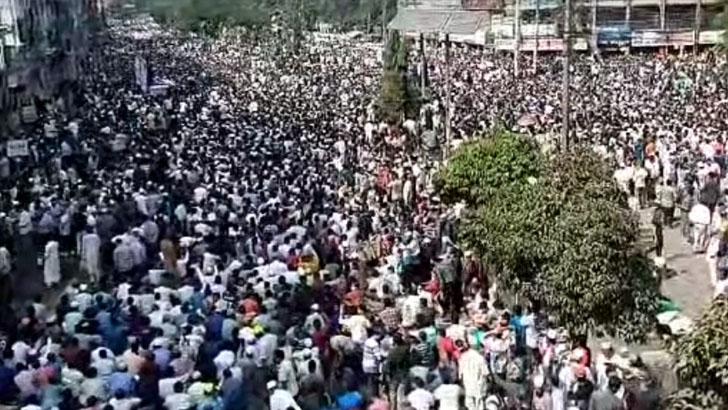 ব্যারিকেড ভাঙল জামায়াত, সরে দাঁড়াল পুলিশ