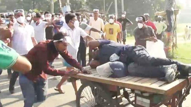 নারায়ণগঞ্জে তিন পুলিশকে কুপিয়ে ও পিটিয়ে জখম