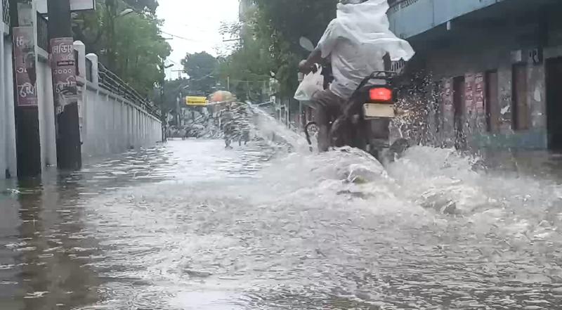 "নাই ঝড়িতে পানিতে তলে যাই"