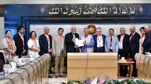 প্রধান উপদেষ্টার কাছে অর্থনীতির শ্বেতপত্র হস্তান্তর