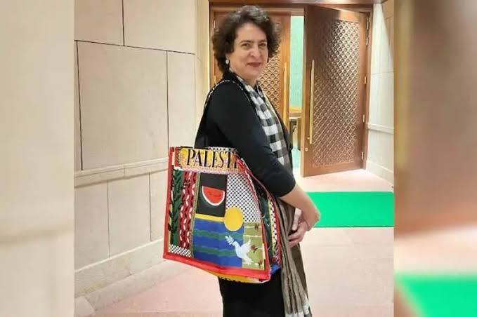 ‘প্যালেস্টাইন’ লেখা ব্যাগ কাঁধে প্রিয়াঙ্কা,‘খবরে থাকার অপচেষ্টা’ বলল বিজেপি
