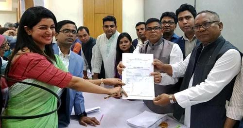 সংরক্ষিত নারী আসনের মনোনয়ন ফরম কিনলেন সোহানা সাবা