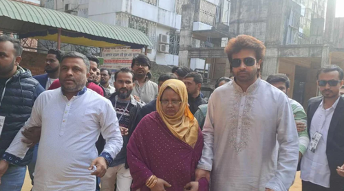 দেশে ফিরেই ভোটকেন্দ্রে শাকিব, যা বললেন ভোট দিয়ে