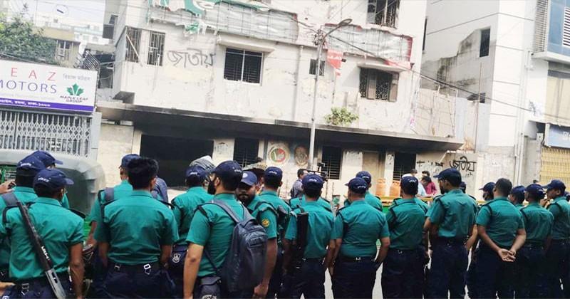 জাতীয় পার্টির কার্যালয়ের সামনে অতিরিক্ত পুলিশ মোতায়েন