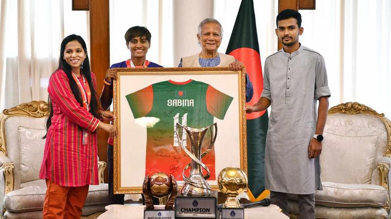 নারী ফুটবলারদের বেতনসহ সব সমস্যা সমাধানের আশ্বাস প্রধান উপদেষ্টার