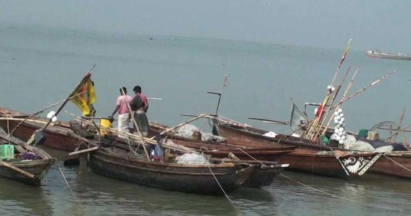 মধ্যরাতে উঠছে নিষেধাজ্ঞা, ইলিশ ধরতে প্রস্তুত জেলেরা