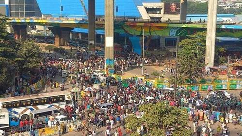 রাজধানীতে ব্যাটারিচালিত রিকশা চালকদের অবরোধ