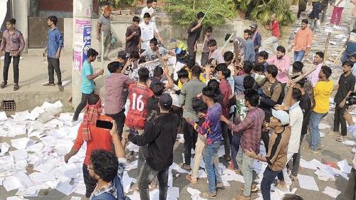 ৩ কলেজের শিক্ষার্থীদের সংঘর্ষে রণক্ষেত্র যাত্রাবাড়ী