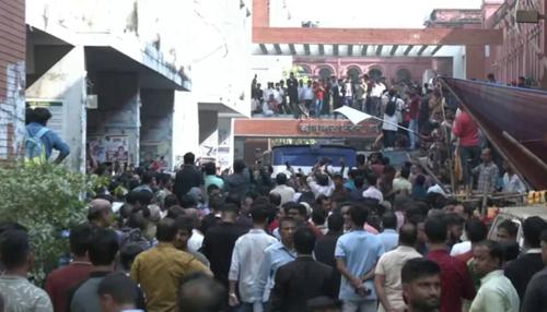 চট্টগ্রামে ইসকন নেতা চিন্ময় দাসের অনুসারীদের সঙ্গে পুলিশের সংঘর্ষ