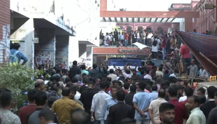 চট্টগ্রামে ইসকন নেতা চিন্ময় দাসের অনুসারীদের সঙ্গে পুলিশের সংঘর্ষ