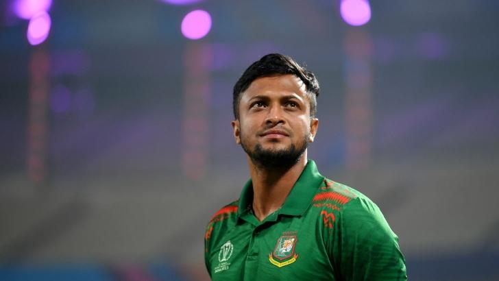 দেশে ফিরছেন না সাকিব