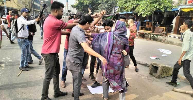 মিরপুরে সাকিবের পক্ষে-বিপক্ষে সমর্থকদের মধ্যে ধাওয়া পাল্টা ধাওয়া