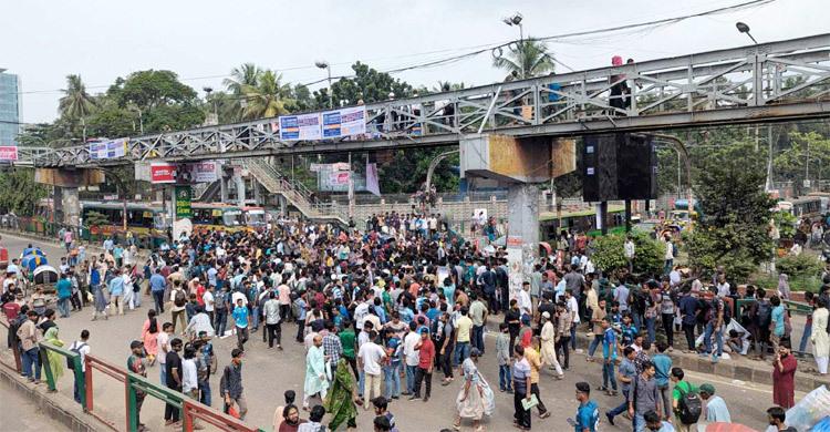সায়েন্সল্যাব অবরোধ ৭ কলেজ শিক্ষার্থীদের, যান চলাচল বন্ধ