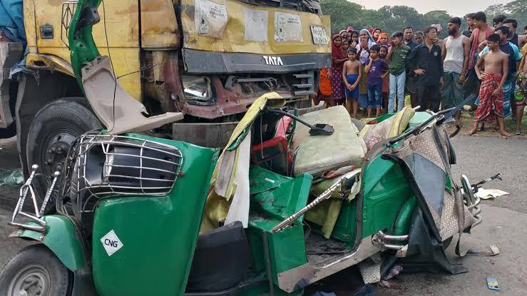 ট্রাকের ধাক্কায় প্রাণ গেল সিএনজির ৬ যাত্রীর