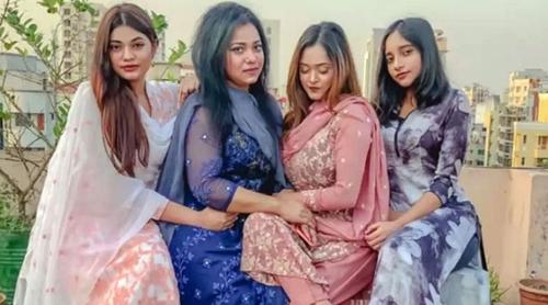 ডলি সায়ন্তনীর সঙ্গে সুর মেলালেন তারই তিন কন্যা