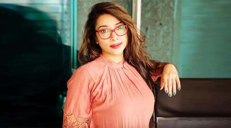তৃতীয় স্বামীর নাম হাতে লিখে আলোচনায় ডা. সাবরিনা