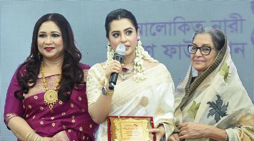 পৃথিবীর সব নারীর প্রতি শ্রদ্ধা, ‘আলোকিত নারী সম্মাননা’ পেয়ে বুবলী