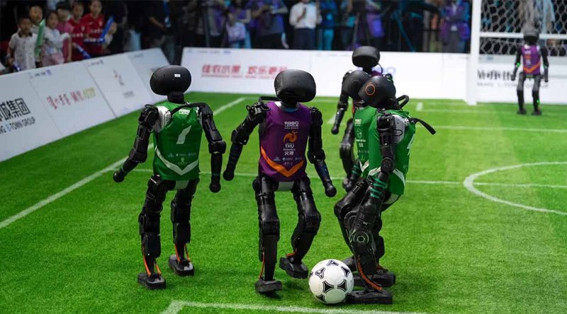 প্রথমবারের মত ফুটবলের মাঠে নামল এআই-চালিত মানবাকৃতির রোবট দল