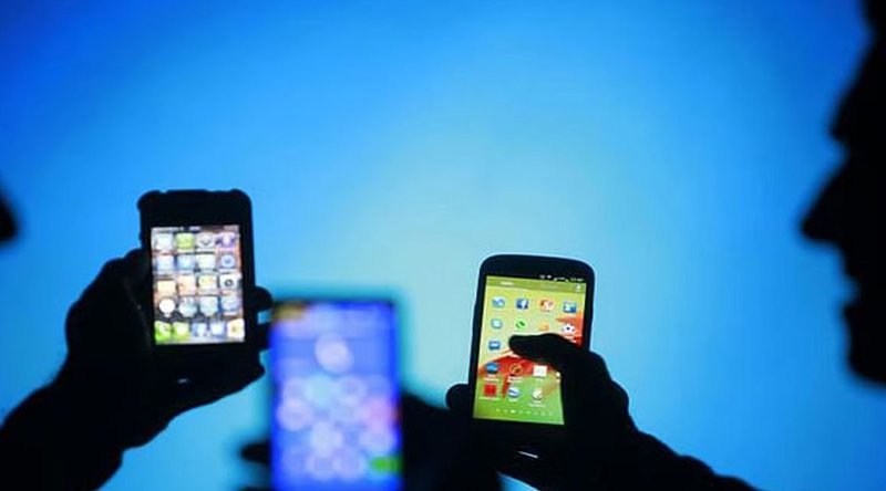 বাড়ছে মোবাইল-ইন্টারনেট, কমছে টেলিভিশনের দাপট