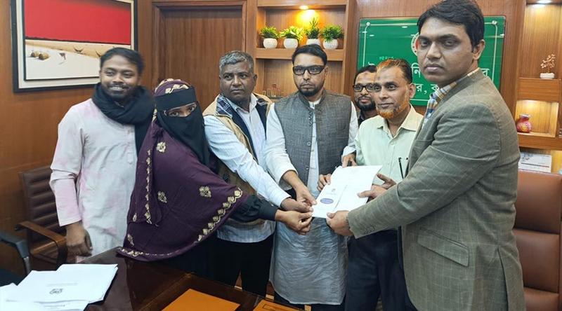 হাসনাতের পক্ষে মনোনয়ন সংগ্রহ করলেন শহীদ পরিবারের সদস্যরা