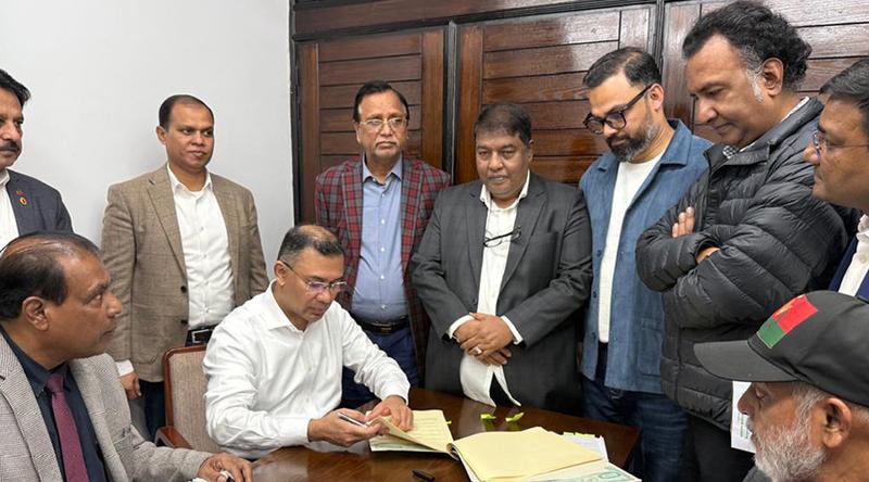 ঢাকা-১৭ ও বগুড়া-৬ আসনে মনোনয়নপত্রে স্বাক্ষর করলেন তারেক রহমান