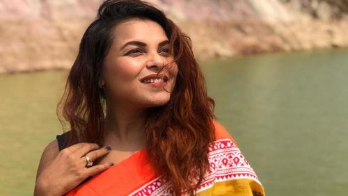 ডাস্টবিনে শেখ হাসিনার ছবি, শাওনের কটাক্ষ!