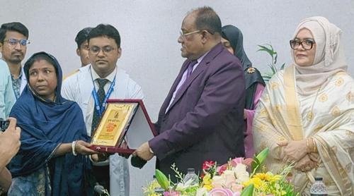 লক্ষ্মীপুরে কলেজ পরিচ্ছন্নতা কর্মীকে রাজকীয় বিদায়