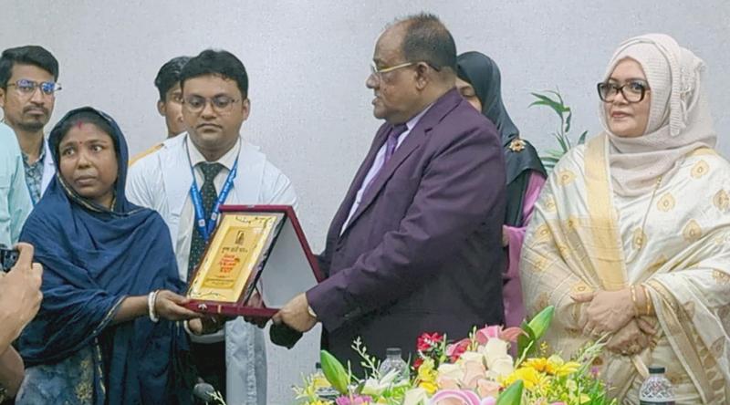 লক্ষ্মীপুরে কলেজ পরিচ্ছন্নতা কর্মীকে রাজকীয় বিদায়