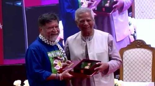 ১৮ ব্যক্তির হাতে একুশে পদক তুলে দিলেন প্রধান উপদেষ্টা
