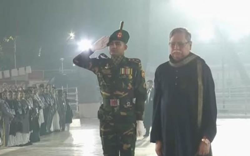 একুশের প্রথম প্রহরে শহীদ মিনারে রাষ্ট্রপতির  শ্রদ্ধা জ্ঞাপন