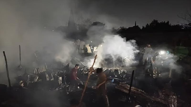 কড়াইল বস্তির আগুনে পুড়ে গেছে শত শত ঘরবাড়ি