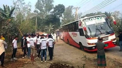 পিকনিকে যাওয়ার পথে প্রাণ গেলো স্কুল ছাত্রের