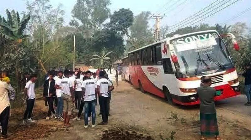 পিকনিকে যাওয়ার পথে প্রাণ গেলো স্কুল ছাত্রের