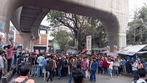 প্রেস ক্লাবের সামনে আউটসোর্সিং কর্মীদের বিক্ষোভ, পুলিশের কড়া অবস্থান