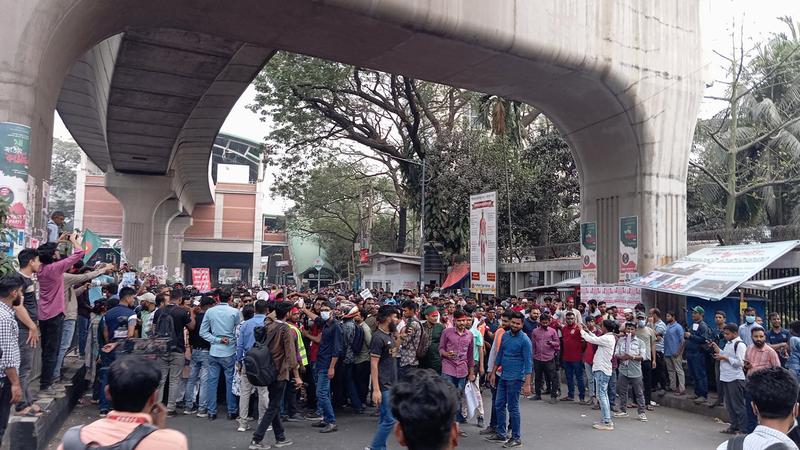 প্রেস ক্লাবের সামনে আউটসোর্সিং কর্মীদের বিক্ষোভ, পুলিশের কড়া অবস্থান