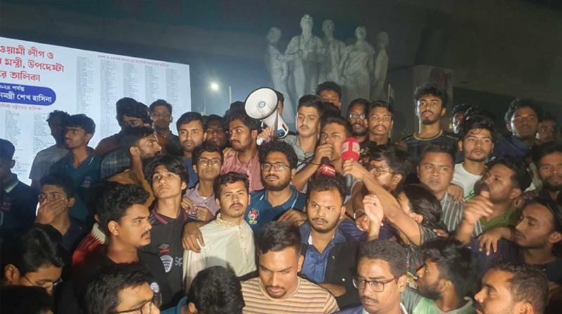 স্বরাষ্ট্র উপদেষ্টার পদত্যাগের দাবিতে মধ্যরাতে ঢাবিতে বিক্ষোভ